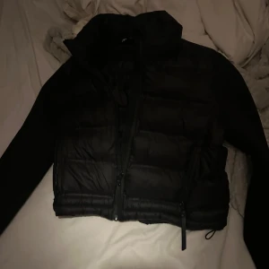 Svart jacka från Zara - Säljer en svart jacka från Zara i storlek XS. Jackan har en dragkedja framtill. Jackan passar även mig som har s och är inte använd så mycket därav säljer jag den.