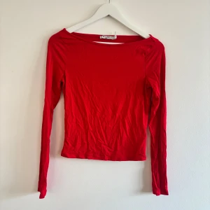 Röd långärmad topp - Långärmad röd topp med båthals från NAKD, använd en gång, fint skick!🩷