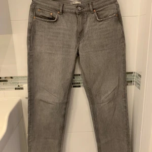 Grå jeans från G Perfect Jeans - Snygga grå jeans från G Perfect Jeans i storlek 38. De har en klassisk femficksdesign och en bekväm passform. Perfekta för en stilren vardagslook.