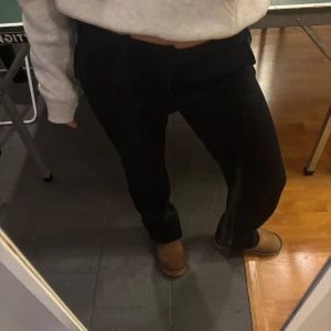 Svarta kostymbyxor  - Säljer ett par svarta kostymbyxor från Vera Moda! Som är midwaist