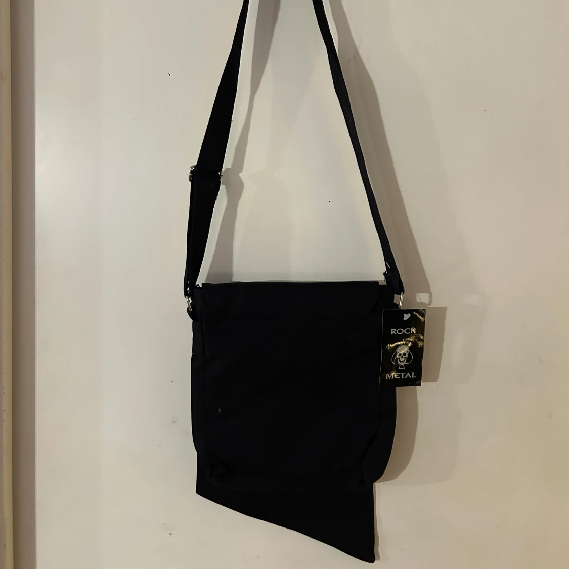 Svart axelväska med lila tryck - 90