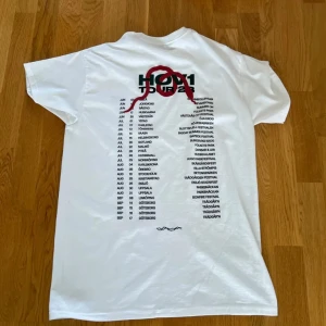 Hov1 - Säljer min vita hov1 t shirt från 2023. Knappt använd. Lånade bilder, kom privat för egna.