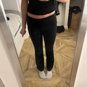 Svarta yoga byxorna från Gina Tricot - Säljer ett par svarta yoga byxor från Gina Tricot i storlek XXS. Väl använda men inga större defekter.
