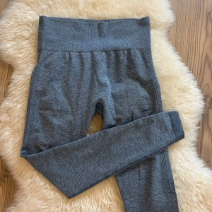 Blåa leggings - Snygga blå leggings med hög midja och tight passform. Perfekta för både träning och vardag. Tillverkade i ett mjukt och stretchigt material som ger bra komfort och rörelsefrihet.
