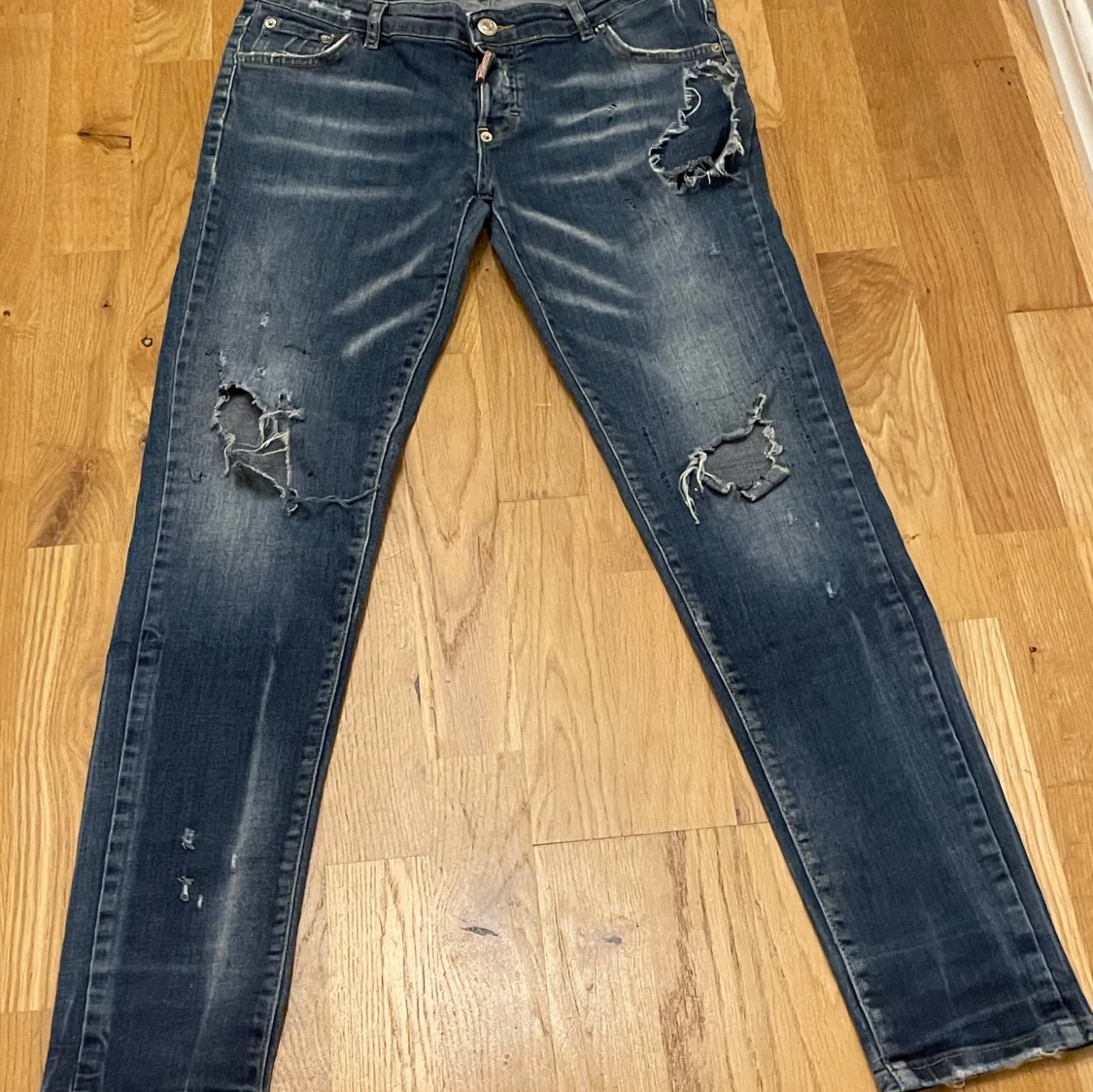 F@ke blå jeans med slitningar från Dsquared2