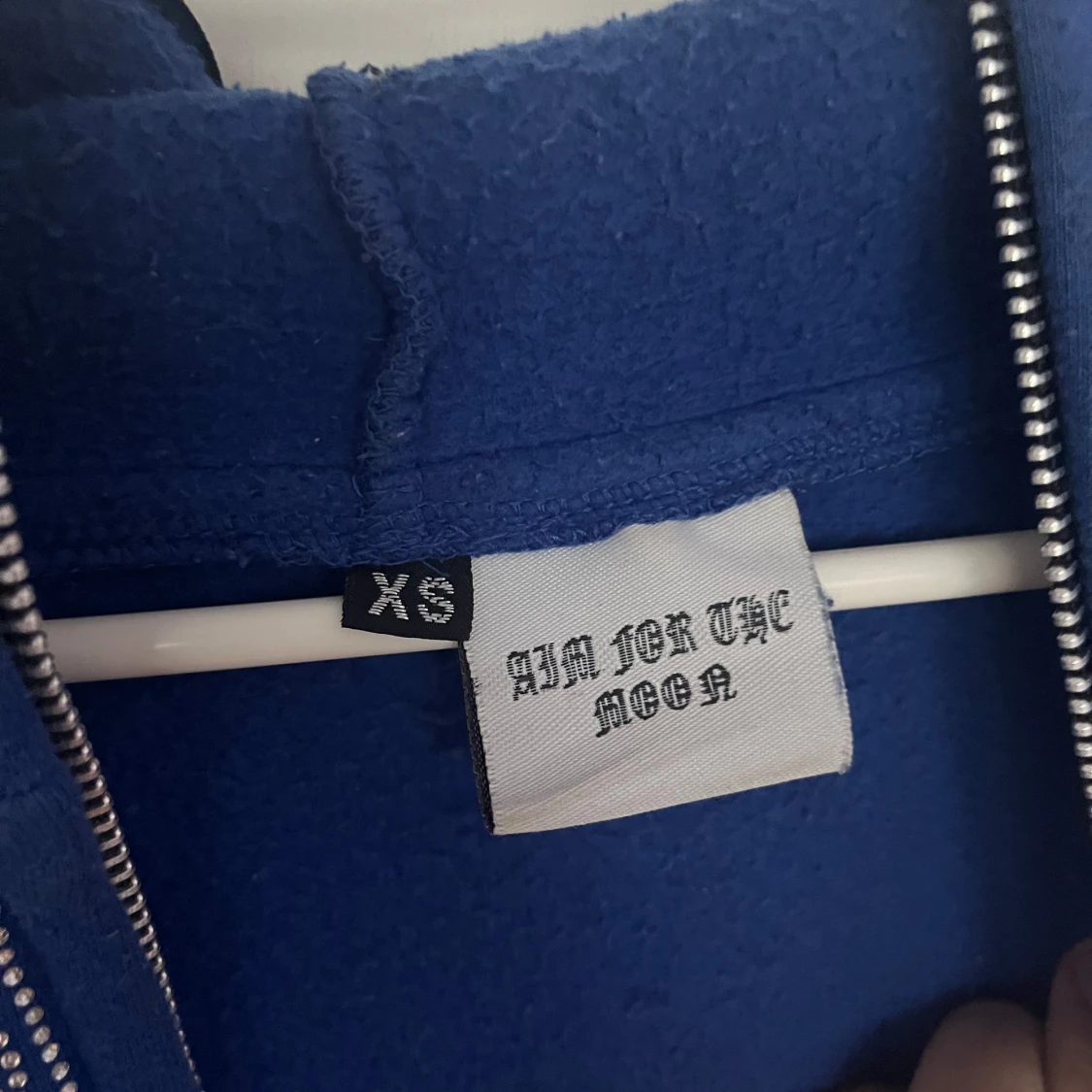 Blå hoodie med dragkedja och tryck - 91