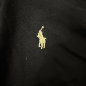 Polo klänning - En snygg Poli Ralph Lauren klänning i marinblått. Kommer med ett skärp för klänningen. Väldigt fin och i bra skick, har knappt används. Original pris runt 900kr. Pris kan diskuteras🩷