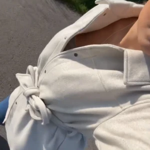 Beige kappa med knytband - Snygg beige kappa med knytband i midjan och knappar framtill. Perfekt för höst och vår, med långa ärmar och en stilren design. Från vero Moda i storlek L, använd 2-3 gånger. Nypris 799kr. 