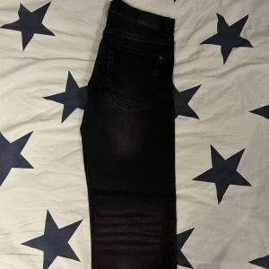Svarta jeans - Svarta jeans från LAB industries super bra skick och aldrig använda original pris 349 :- kan diskutera pris och sänka under snabb affär