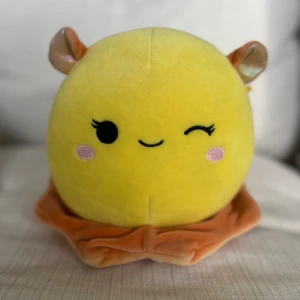 Squishmallows - Supersöt! Gott skick men har en liten fläck på baksidan. Aldrig använd utan suttit på en hylla.