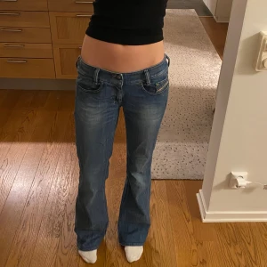 Blå diesel bootcut jeans  - Så snygga bootcut jeans från diesel i bra skick. 