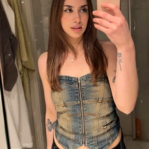 Jeanskorsett med dragkedja  -  jeanskorsett med dragkedja framtill och snörning baktill. Använt en gång i jätte bra skick 💕