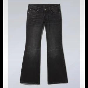 weekday jeans  - så snygga men tyvärr för stora för mig. heter nova low waist slim bootcut leg jeans ifall ni vill söka upp hur de sitter på för jag har ingen bra bild💓nypris var 590 kr, kom med prisförslag!
