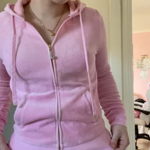 Juicy couture munkjacka - Ljus rosa juicy couture munkjacka, den har några år på nacken och sammeten är inte lika mjuk som de har varit förut, den är fortfarande i relativt fint skick och jag väljer att sälja den då jag inte längre amdvänder den❣️
