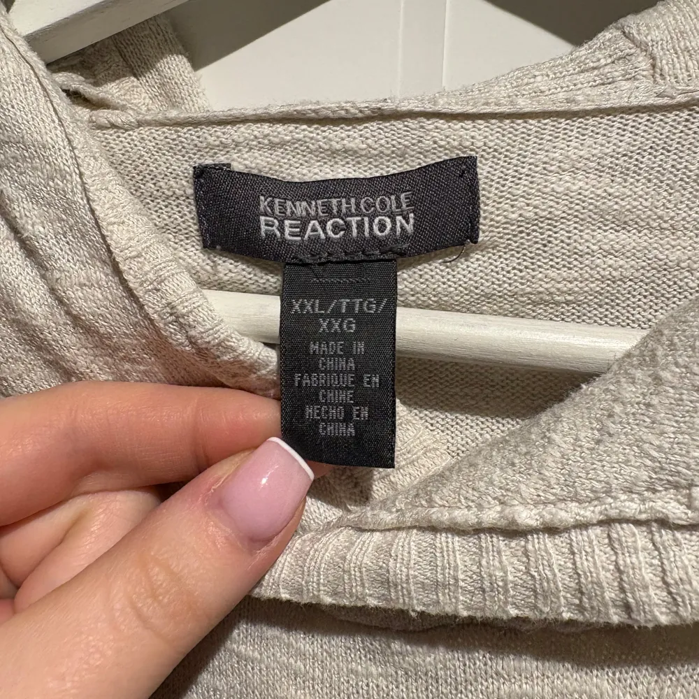 Säljer en stilren beige tröja från Kenneth Cole Reaction. Tröjan har långa ärmar och en avslappnad passform, perfekt för kyligare dagar. Den är tillverkad i ett mjukt material som ger en skön känsla mot huden.. Neuletakit & Villapaidat.