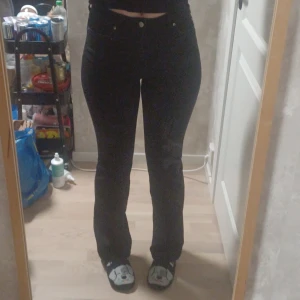 Svarta bootcut jeans - Stretching svarta bootcut jeans i curve modell, de passar alltså på någon med lite mer höfter/lår. Använda ett fåtal gånger men säljer då de inte längre är min stil.