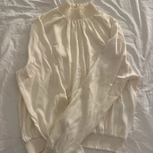 Långärmad tröja med volanger  - Fin tröja med volanger som går upp lite vid halsen. Inga fläckar eller sönder nånstans. Skriv privat för flera frågor💕