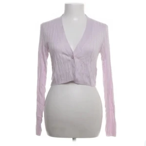 Ljuslila ribbad kofta, Zara - Ljuslila ribbad kofta från Zara. Den har en croppad passform med långa ärmar och knappar framtill. Gullig och snygg i gott tillstånd.