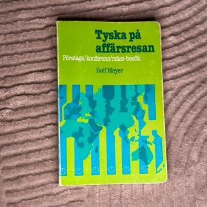 Tyska på affärsresan - Boken 'Tyska på affärsresan' av Rolf Meyer är en praktisk guide för affärsresor, konferenser och mässbesök. Den innehåller ekonomiska fackuttryck, juridiska termer och umgängesregler. Perfekt för den som behöver kommunicera på tyska i affärssammanhang.
