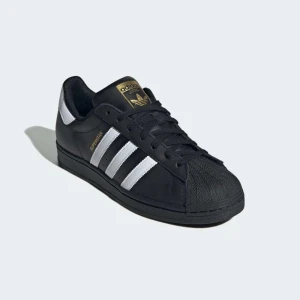 Svarta Adidas Superstar sneakers - Snygga svarta Adidas Superstar sneakers med de klassiska tre vita ränderna på sidan. Strlk 40🤍