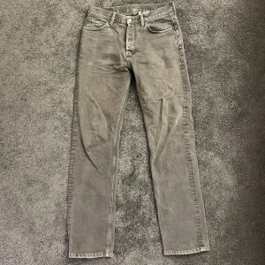 Grå jeans från Weekday - Gråa  'Space Relaxed Straight' jeans. Storlek 29/34. Slitna i benslutet, annars i bra skick
