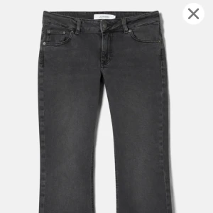 Svarta bootcut jeans från Jaggy - Snygga svarta lowwaist bootcut jeans från Junkyars. Som nya fast utan prislapp. Säljer då de är för stora för mig.