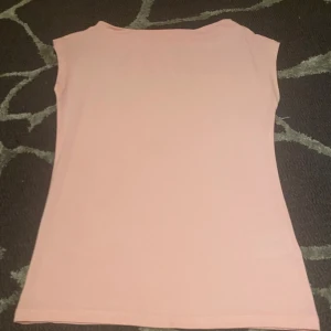 Rosa topp från 157 - Säljer en rosa topp från Lager 157. Den har en båtrigning! Använd få gånger och är i bra skick💞
