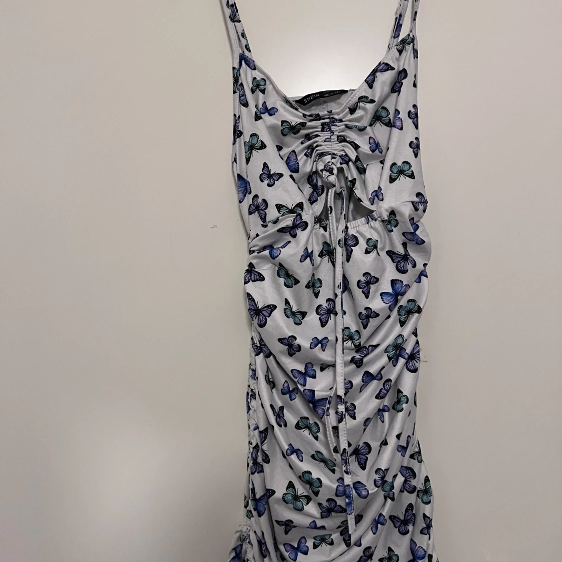 Sommarklänning med fjärilsmönster