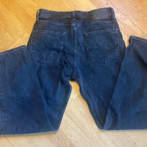 Jack & Jones Jeans - Säljer nu mina Jack & Jones Eddie ✅Jeansen är i grymt skick och bara använd någon enstaka gång! Storleken är 30/32 så passar dig som är från 175 till 185! Passformen är Straight 🙌🏼 Priset är inte hugget i sten so kom gärna med bud! Nypris ligger på ca 650kr!