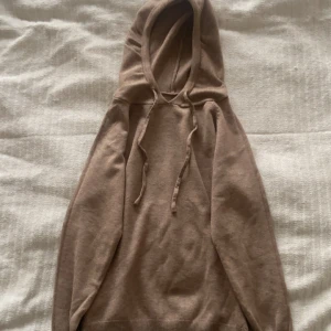 Merinoull Hoodie - Säljer en merinoull Hoodie i storleken XS. Säljer den för att den är för liten för mig. Har använt den 0 gånger.  Helt nytt skick!