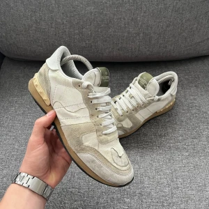 Valentino Rockrunners - Säljer ett par ruskigt sköna rockrunners i bra skick, heeldrag finns. Hör gärna av er vid frågor & funderingar!