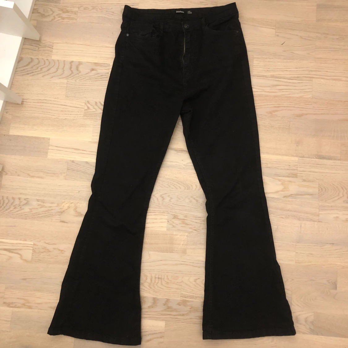 Svarta bootcut byxor från Boohoo - 90