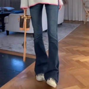 Lågmidjade bootcut jeans från Weekday - Snygga blå bootcut jeans från Weekday i storlek 27x34. Precis den modell Filippa har på bilderna!! Säljer då de var för små på mig, skriv för fler bilder eller mått!🩷🩷