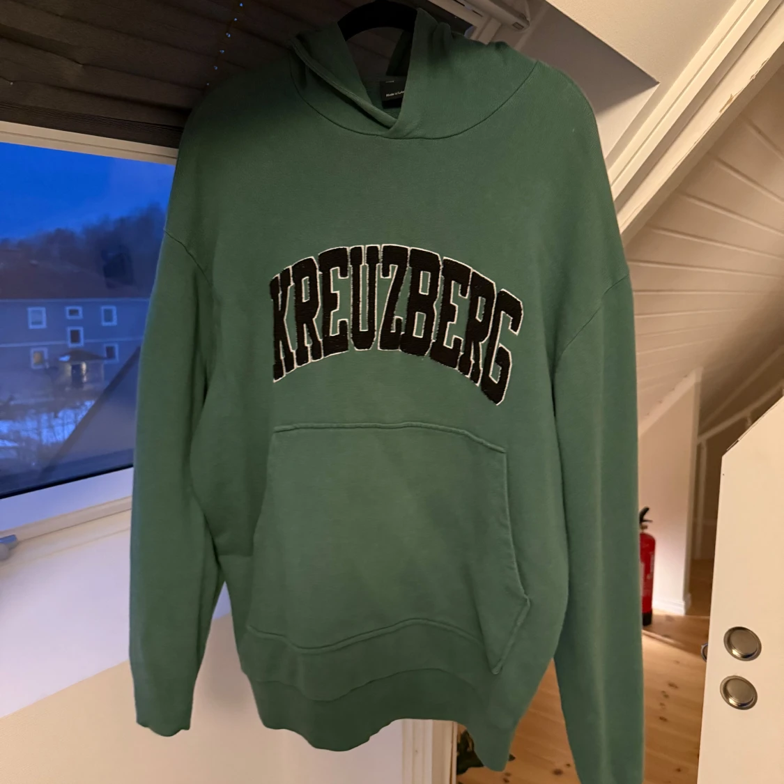 Mörkgrön hoddie med tryck  - 1