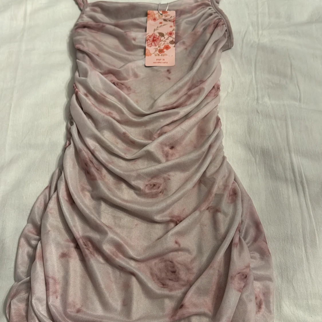 Blommig långklänning med drapering - 91