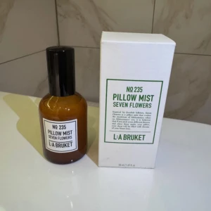 Pillow Mist No 235 Seven Flowers från L:A Bruket - En elegant pillow mist från L:A Bruket med doften Seven Flowers. Flaskan är brun med en svart kork och kommer i en stilren vit förpackning. Perfekt för att skapa en lugnande atmosfär i sovrummet.