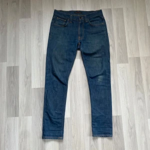 Nudie jeans  - Säljer ett par mörkblå jeans från Nudie Jeans i storlek 31/32. Toppen skick och inga defekter. Vid frågor är de bara höra av sig:).                                               Modell lean Dean 