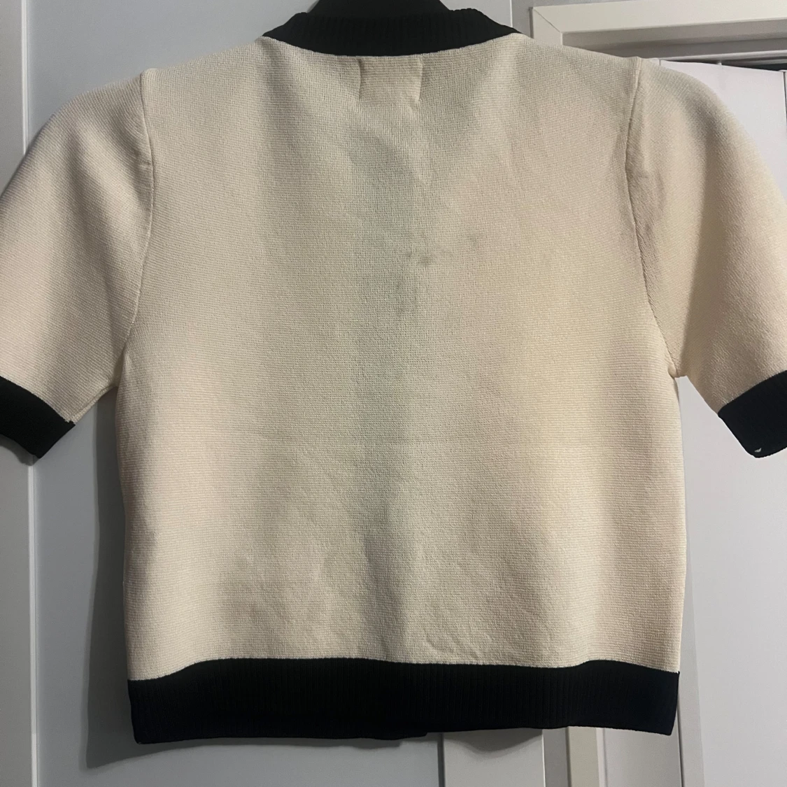 Vit och svart kofta med guldknappar - 92