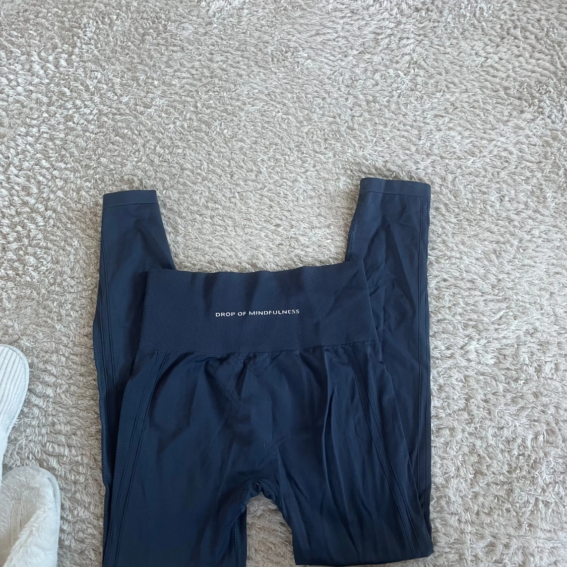 Svarta leggings från Drop of Mindfulness - 90