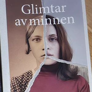 Glimtar av minnen - Boken 'Glimtar av minnen' har ett omslag med en delad bild av två ansikten, ett i svartvitt och ett i färg. Titeln är tryckt i vit text mot en ljus bakgrund. Perfekt för den som gillar att utforska minnen och identitet.