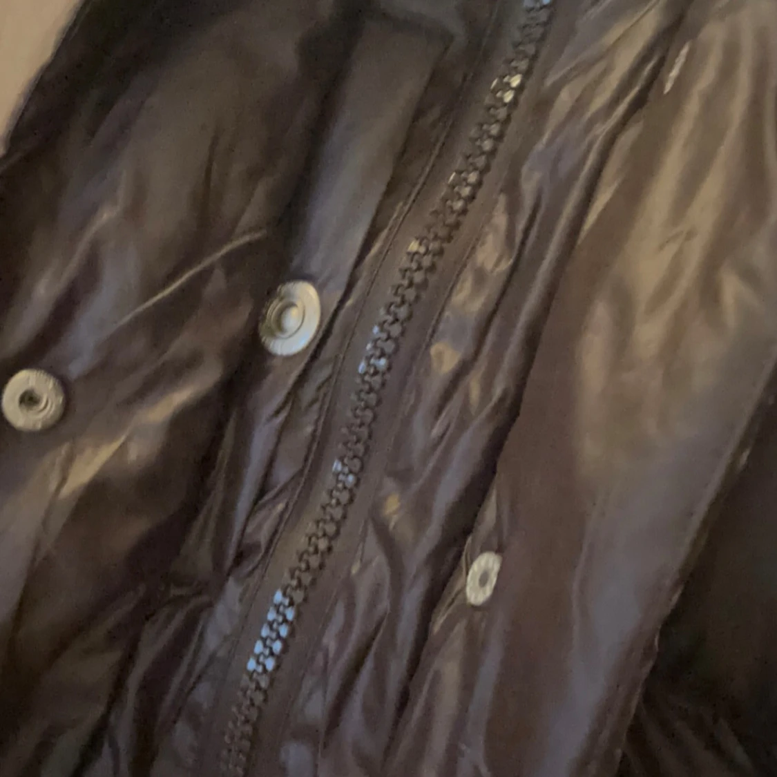 Mörk brun pufferjacka med päls - 92