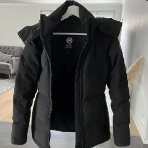 Canada Goose Chelsea Parka - Säljer min systers fina canada goose jacka i modellen Chelsea i storlek Xxs då jag letar efter en annan. Kvitto finns på jackan, använd 1 vinter 
