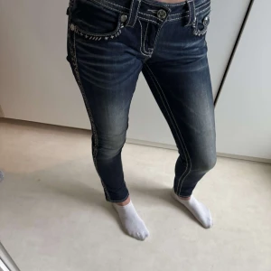 Mörkblå jeans från Miss Me - Snygga mörkblå jeans från Miss Me med dekorativa sömmar och detaljer. De är en tajt passform men den är väldigt stretchiga. Jätte snygga men tyvärr för korta i längden på mig som är 176cm.