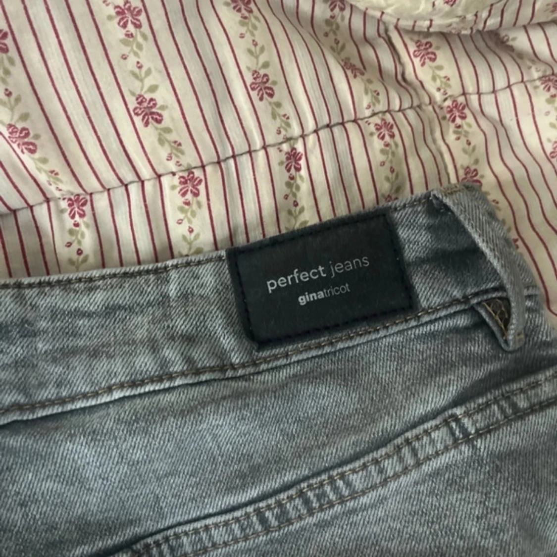 Grå jeans från Gina Tricot - 92