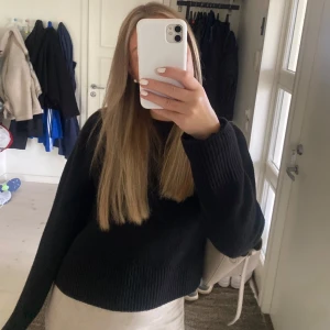 Svart stickad tröja från Other Stories  - Svart stickad tröja från Other stories. Som ny, jätte bra kvalitet.