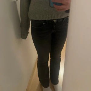 Svart/grå low waist bootcut jeans - Mörk grå jeans från gina young, stl 158 men passar mig som är 162cm, bra skick, nypris 359kr, pris kan diskuteras vid snabbt köp💞