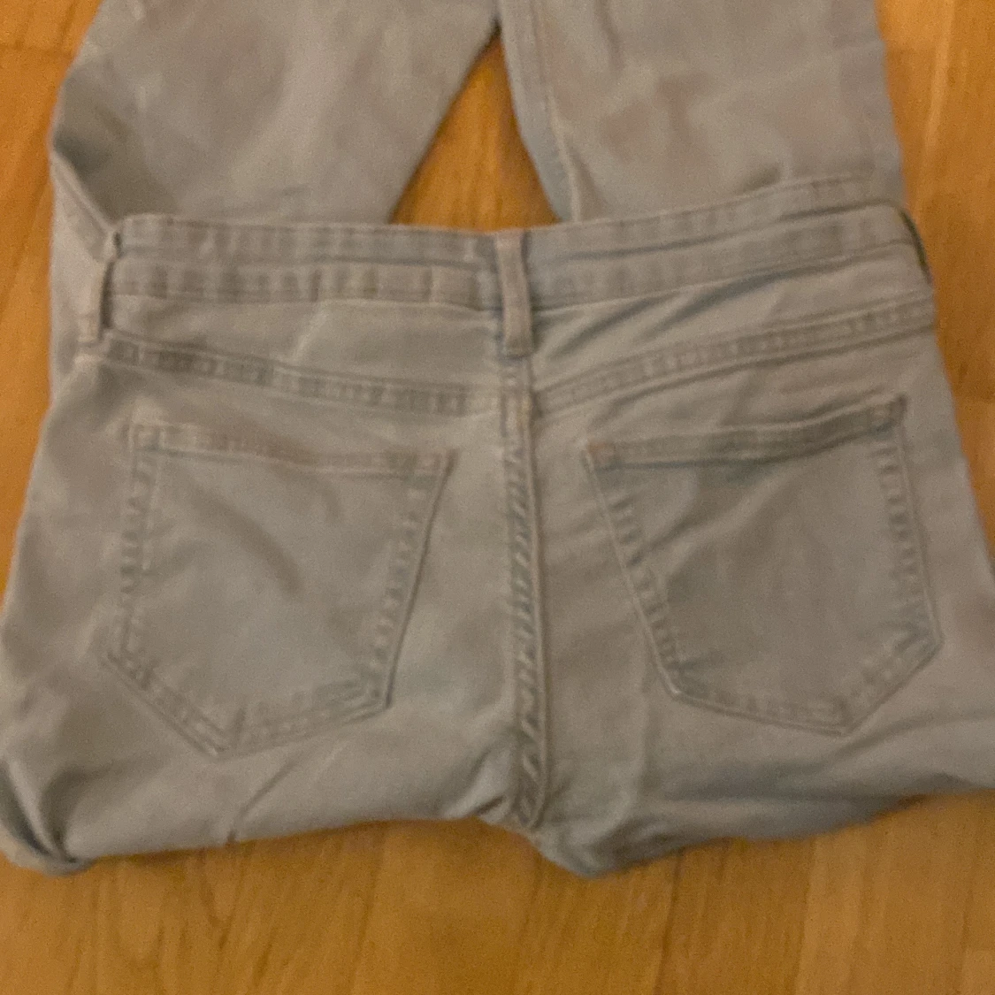 Ljusblå byxor som är low waist och boot cut - 90