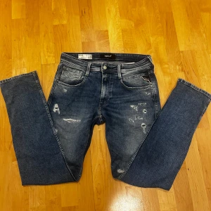 Replay anbass - Säljer dessa feta jeans från Replay i den eftertraktade modellen Anbass. Jeans är oanvända och alltså i ny skick. Storleken är W31 och L32!🤩