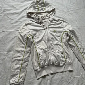 Adidas jacka  - vit vintage adidas jacka med fin passform  Vid köp av flera varor får du rabatt 💛