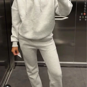 Grått mjukis set från lxa the label - Säljer ett grått mjukis set från lxa the label som inte går att köpa längre, jätteskönt, bra passform och väldigt snyggt med trycket på ryggen. Säljer helst som ett sett, mycket bra skick💗 hoodie - s, byxorna - xs tall